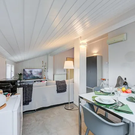 Apartament White Paradise Rooftop Stunning Lake View - Happy