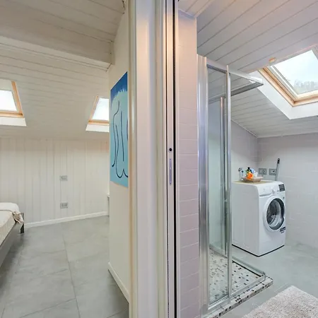 White Paradise Rooftop Stunning Lake View - Happy Apartament *